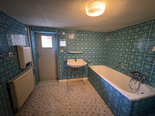 Badezimmer mit Badewanne und Dusche