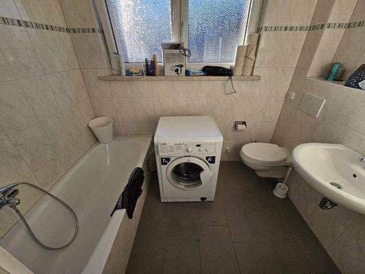 Vollbad mit Fenster und Waschmaschine