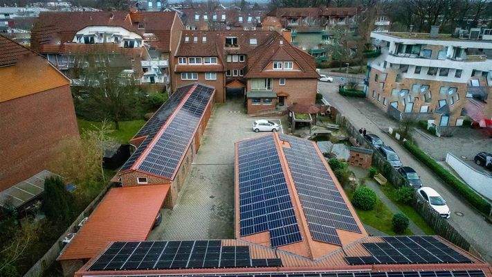 Hausrückseite mit Garagen und Stellplätzen