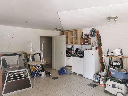 Gewerbe 1 mit Küchenzeile und WC-Durchgang