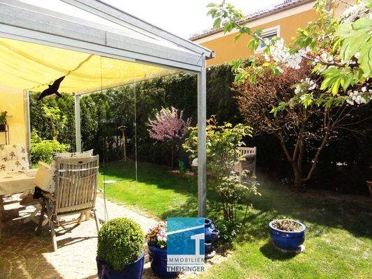 Überdachte Terrasse auf der Süd-Seite