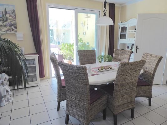Essbereich mit Ausgang Terrasse