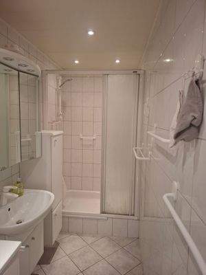 Badezimmer mit großer Dusche