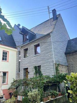 Haus von hinten mit grüner kleiner Innenhof-Laube 