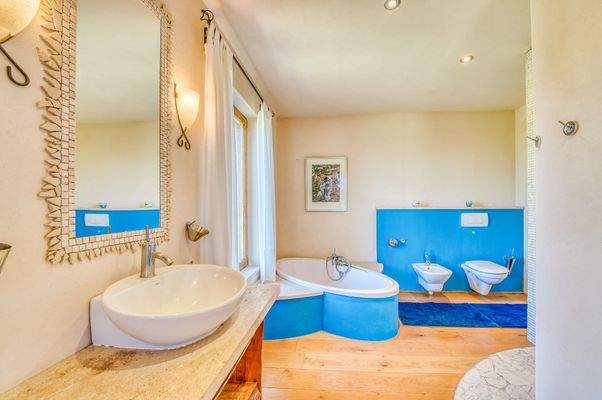 Badezimmer mit Badewanne