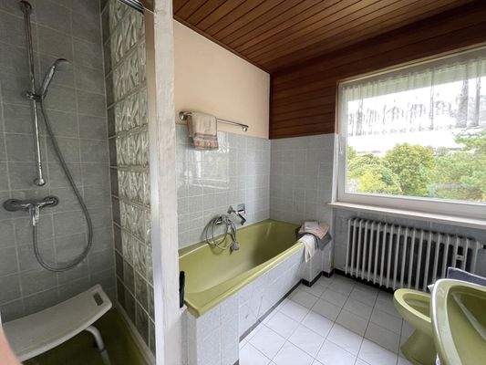 Badezimmer mit Badewanne und Dusche