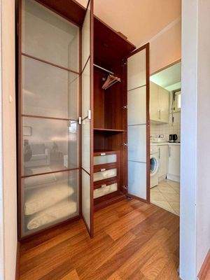 Nische mit Einbauschrank