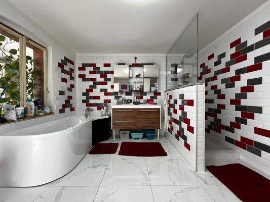 Badezimmer mit Wanne & Dusche