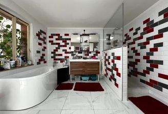 Badezimmer mit Wanne & Dusche