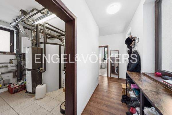 Heizungsraum und Übergang zur Garage