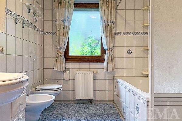 Bad mit Badewanne, Bidet