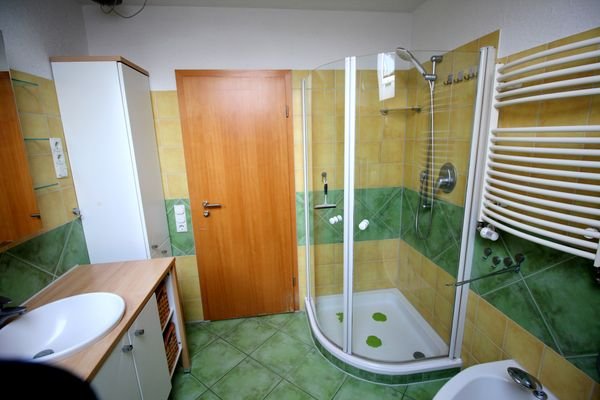 3 Bad mit Dusche.JPG