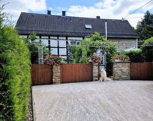 Hausansicht mit Parkplatz