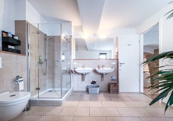 Dusche und Handwaschbecken