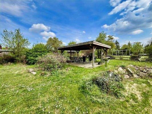 überdachter Sitzplatz im Garten