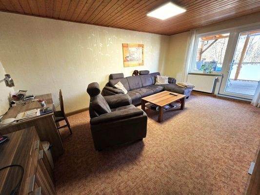 Wohnzimmer mit Zugang Balkon EG