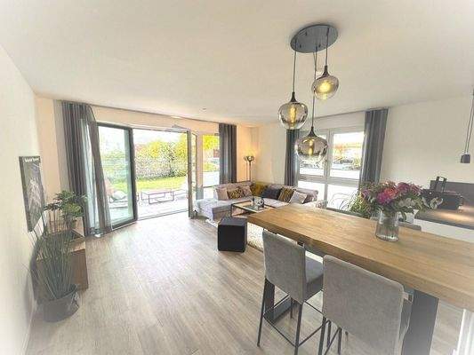 Wohnzimmer mit Blick zur Terrasse