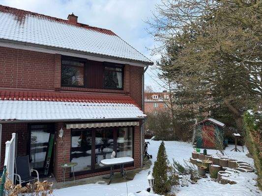 Rückseite mit Terrasse