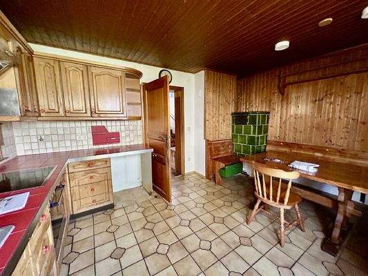 Wohnküche mit Kachelofen