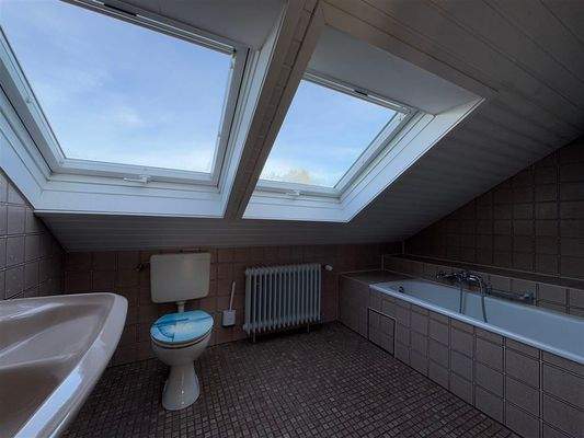 Das Bad mit WC und Badewanne