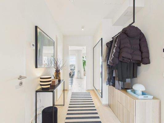 Stilvoller Flur mit offenem Blick in den Wohnbereich
