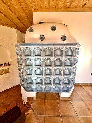 Kachelofen im Essbereich