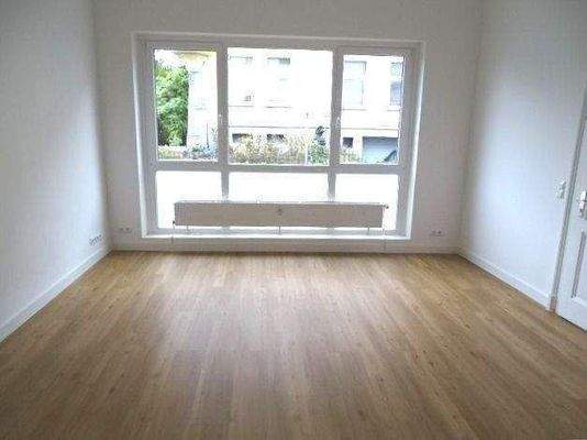 Vorderer Raum mit großer Fensterfront