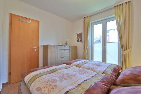 Schlafzimmer mit bodentiefen Fenster