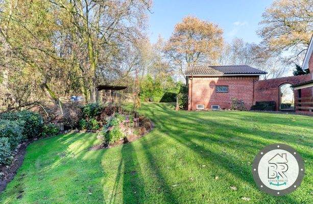 Gartenbereich mit Blick auf Nebengebäude