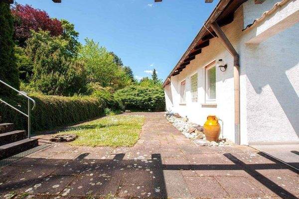 Terrasse und Garten vor dem Esszimmer