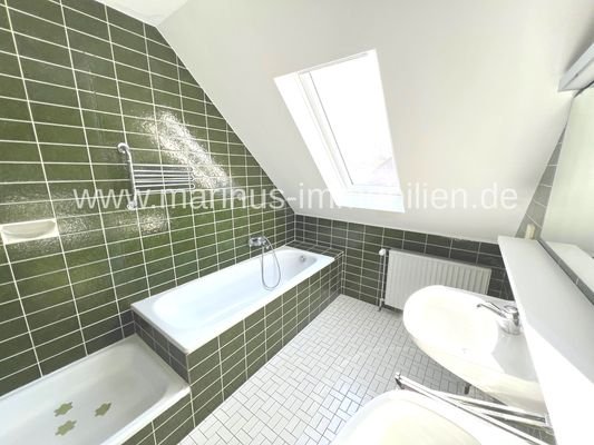 DG Bad mit Wanne und Dusche