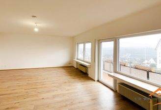 Wohnzimmer mit Balkon