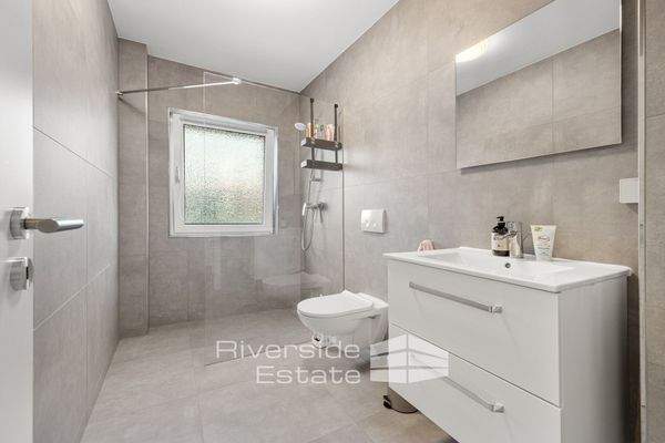 Bad mit Dusche im Erdgeschoss