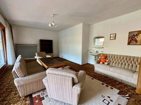 Schlafzimmer mit Zugang zum großen Balkon