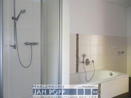 Tageslichtbad mit Wanne und Dusche 