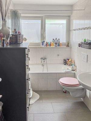 Badezimmer mit Fenster