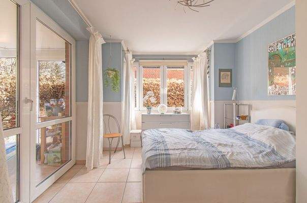 Helles Schlafzimmer mit Zugang zum Wintergarten