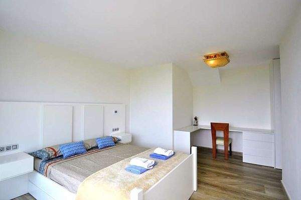 Doppelschlafzimmer mit Arbeitsbereich