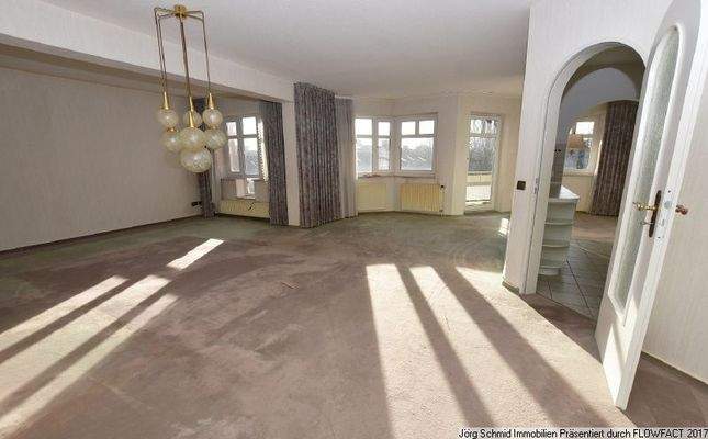 Großer Wohn-Essbereich mit Zugang zur Küche