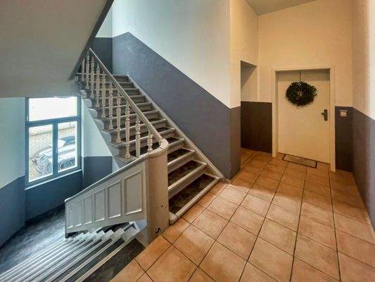 Treppenhaus mit Zugang Fahrstuhl