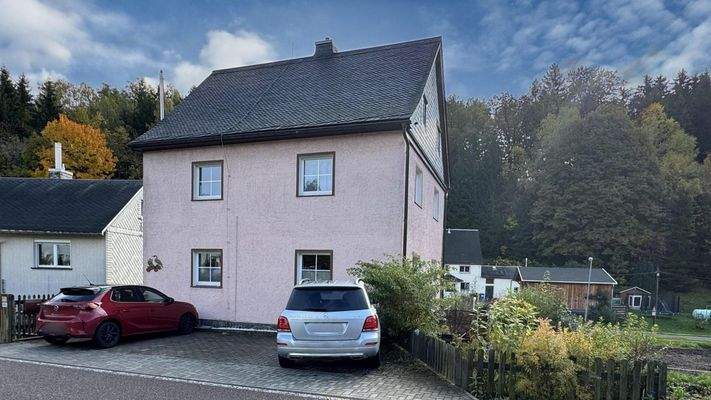 vordere Ansicht vom Haus