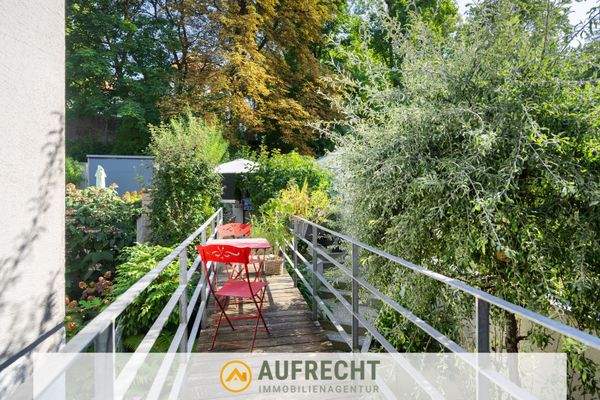 elegante Stahlbrücke in den Garten