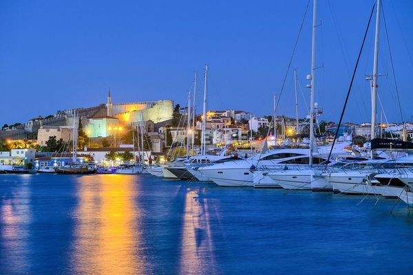 Detached Beachfront Villas with Swimming Pool in İzmir Çeşme