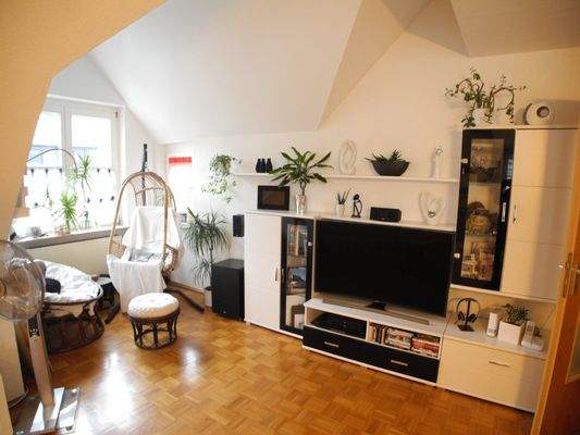 Wohn-/Esszimmer b B5