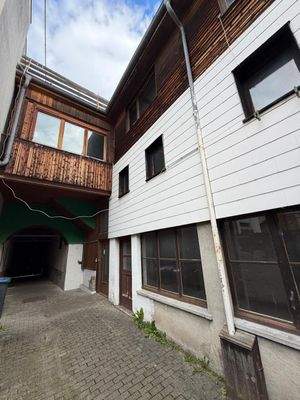 Innenhof mit Anbau 3 Etagen