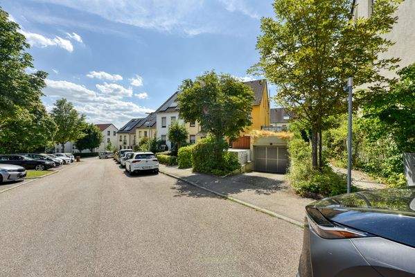 Straße &amp; Garageneinfahrt