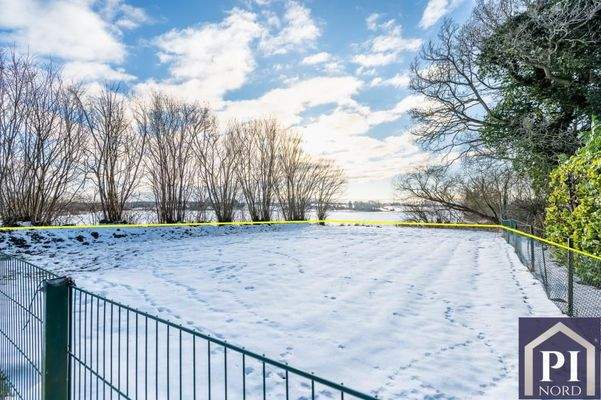 Das Grundstück grenzt ans Feld