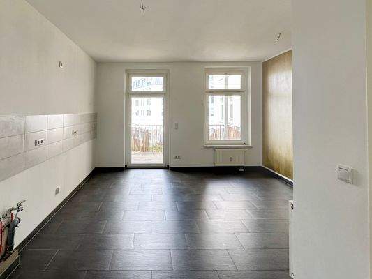 Große Küche mit Balkonzugang