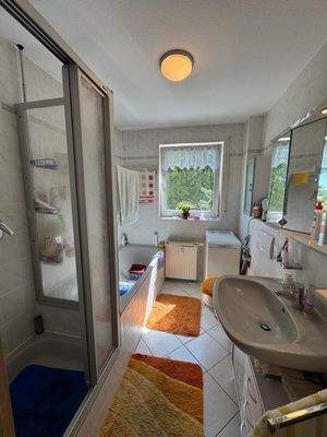 Tageslichtbad mit Wanne, Dusche &amp; WM Anschluss