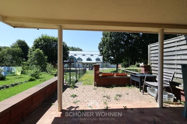 Terrasse mit Blick zum Garten 